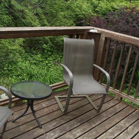 Secret Cove Cottage Suites Halfmoon Bay Exterior photo
