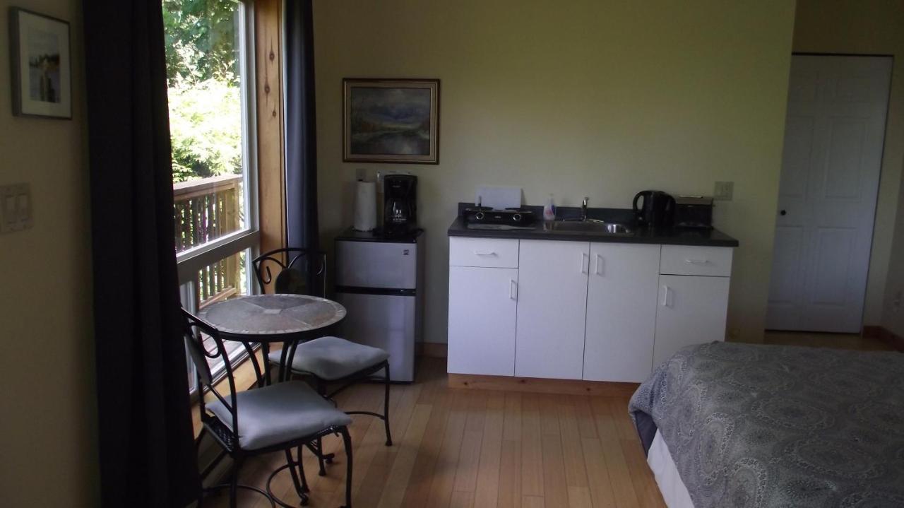 Secret Cove Cottage Suites Halfmoon Bay Exterior photo